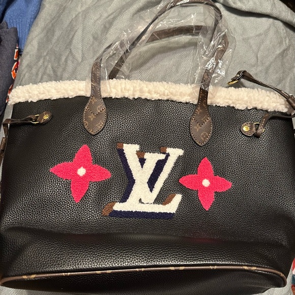 Chic Designer Black Tote with Red and White Details - Picture 5 of 5